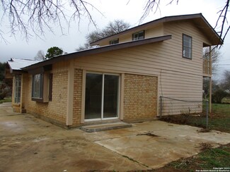 1105 E Nueces St, Pearsall, TX 78061