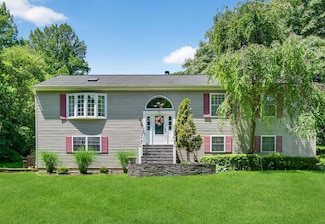 9 Dyckman Dr, Mohegan Lake, NY 10547