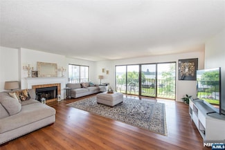 1150 River Rd Unit PHJ, Edgewater, NJ 07020