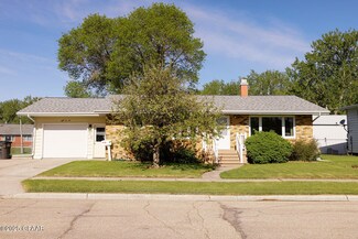 806 East St, Bottineau, ND 58318