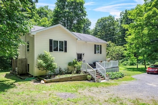 307 Oak Ln, Newburgh, NY 12550