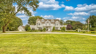 44 Beach Ln, Westhampton Beach, NY 11978