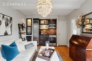 325 W 45th St Unit 700, New York, NY 10036
