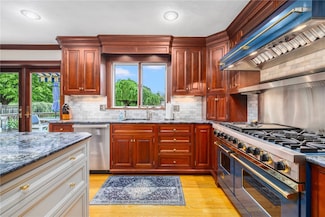 831 N Quidnessett Rd, North Kingstown, RI 02852