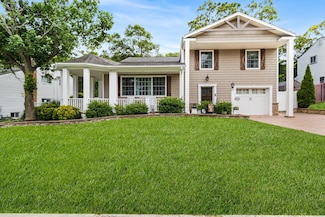 20 Palm St, Selden, NY 11784