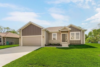 910 SW Pintail Dr, Oak Grove, MO 64075
