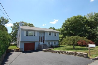 46 Perry St, South Dartmouth, MA 02748