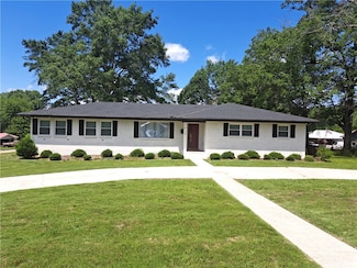 412 Howard Rd, Tuskegee Institute, AL 36088