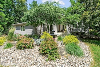 9 Spruce Run, East Greenbush, NY 12061