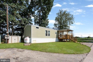 86 Mobile Dr, Thomasville, PA 17364