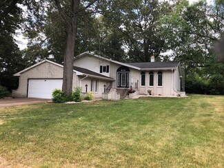 614 Gardenia St SE, Demotte, IN 46310