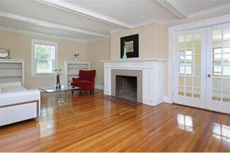674 Newton St, Chestnut Hill, MA 02467