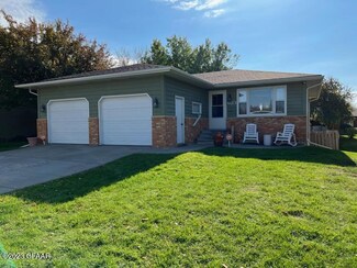 623 Great Plains Ct, Grand Forks, ND 58201