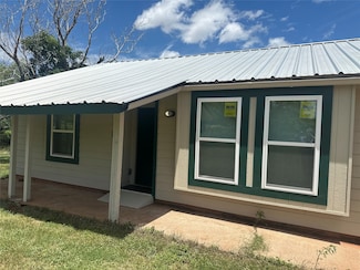 101 Seminole St, Tye, TX 79563