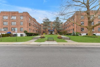 15 Canterbury Rd Unit C11, Great Neck, NY 11021