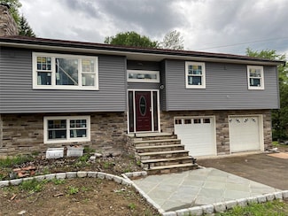 4 Glen Ct, Poughkeepsie, NY 12603