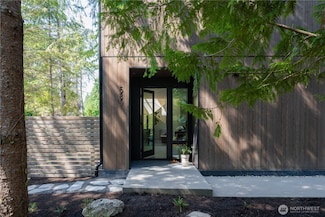 580 Park Ave NE, Bainbridge Island, WA 98110
