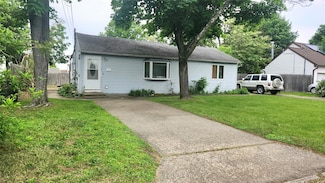 27 Ash St, Central Islip, NY 11722