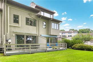 105 Windward Ln, Bristol, RI 02809