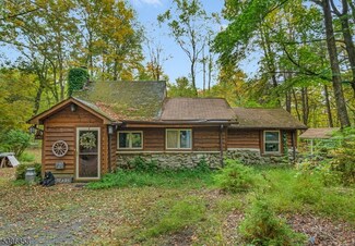 33 Silver Lake Rd, Stockholm, NJ 07460