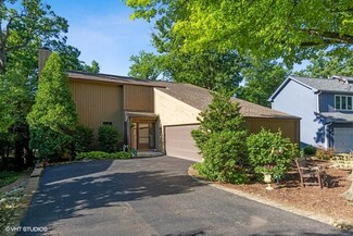 2933 Two Paths Dr, Woodridge, IL 60517