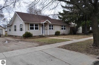 401 W Wheaton Ave, Clare, MI 48617