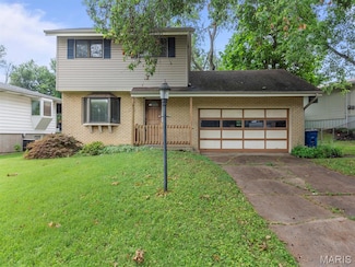 2216 Apple Bud Ln, Saint Louis, MO 63125
