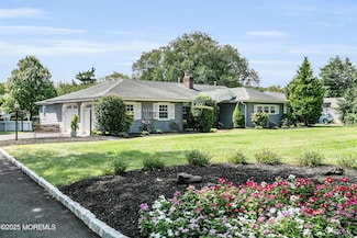 202 Hamiltonian Dr, Red Bank, NJ 07701