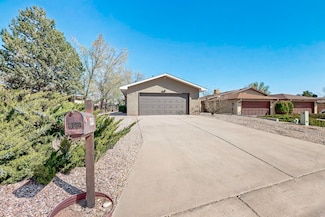 699 Lakeview Cir SE, Rio Rancho, NM 87124