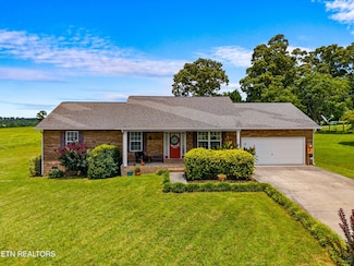 923 Red Oak Ln, Dandridge, TN 37725
