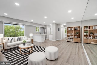 438 N Armistead St Unit 303, Alexandria, VA 22312