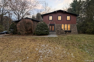 6570 Perryville Rd, Holly, MI 48442