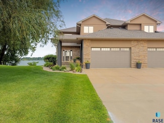 6008 Sunset Blvd, Madison, SD 57042