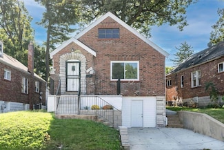 6758 Kenwood Dr, Saint Louis, MO 63121