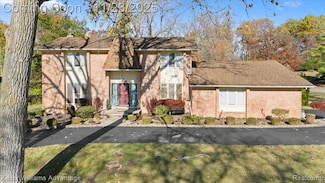 23500 Coventry Woods Ln, Southfield, MI 48034