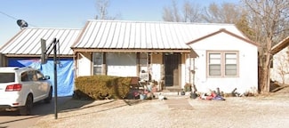 522 W 9th St, Hale Center, TX 79041