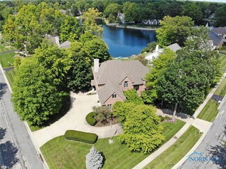 8946 Royal Oak Dr, Holland, OH 43528