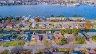 704 Tahiti Dr, Granbury, TX 76048