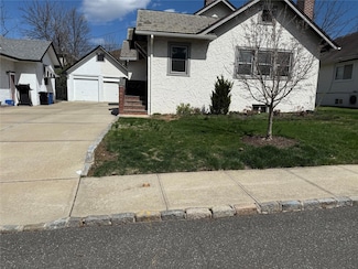 11 Crampton Ave, Great Neck, NY 11023