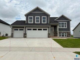 2904 S Copper Creek Ave, Sioux Falls, SD 57110