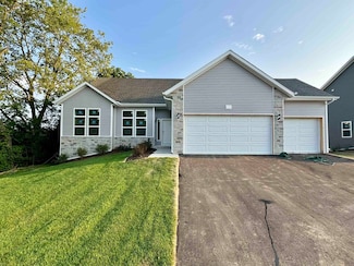 527 E Maple Beach Dr, Edgerton, WI 53534