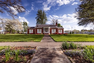 601 E Cypress St, Charleston, MO 63834