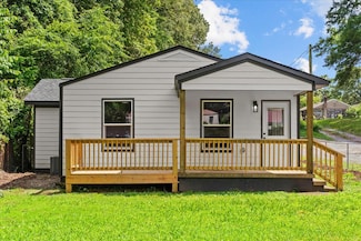 1366 Lakeview Dr, Rossville, GA 30741