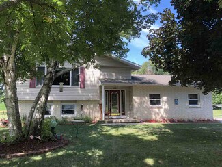 155 Sunrise Ln, Fall River, WI 53932