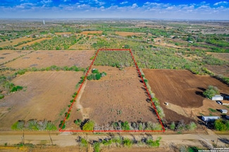 675 W Co Road 672, Natalia, TX 78059