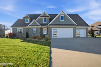 1586 Kings View Dr, Grand Forks, ND 58201