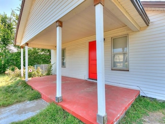 2933 Woodlawn Dr, Moore, OK 73160