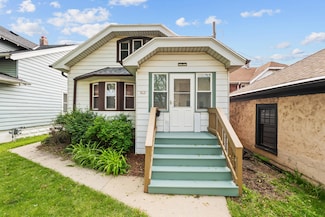 813 S 17th St, Milwaukee, WI 53204