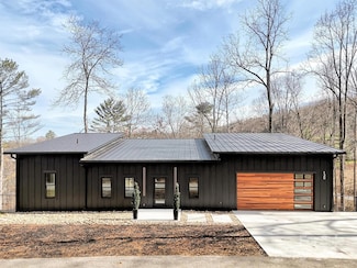 130 Midway Crossing Dr, Clyde, NC 28721