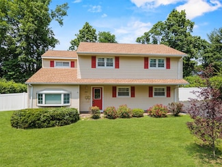 15 Tennyson Dr, Nanuet, NY 10954